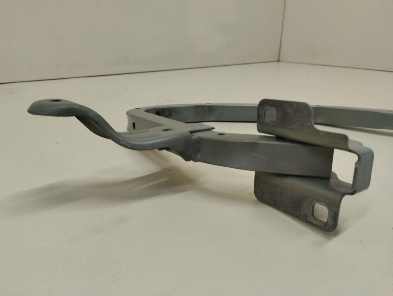 Петля крышки багажника Renault Logan (1) 2005-2014 Петля крышки багажника Renault Logan (1) 2005-2014