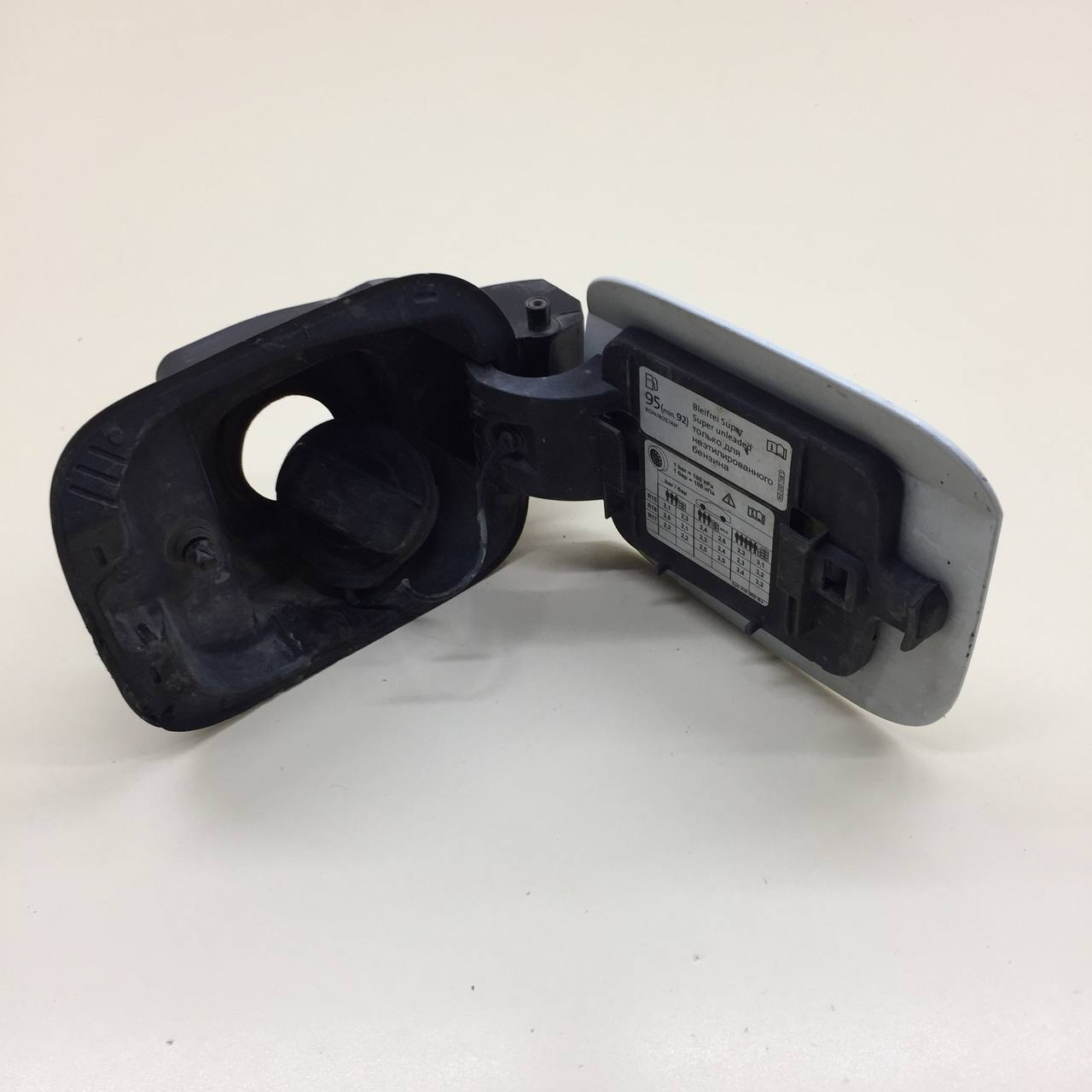 Лючок бензобака Skoda Rapid 2012-2020