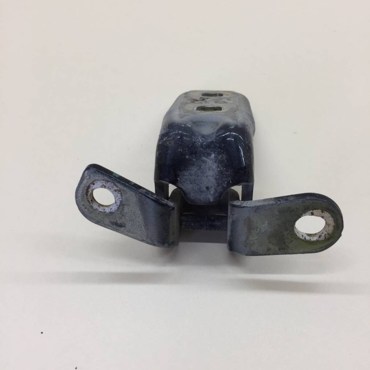 Петля двери передней правой нижняя Chevrolet Cruze (J300) 2009-2016