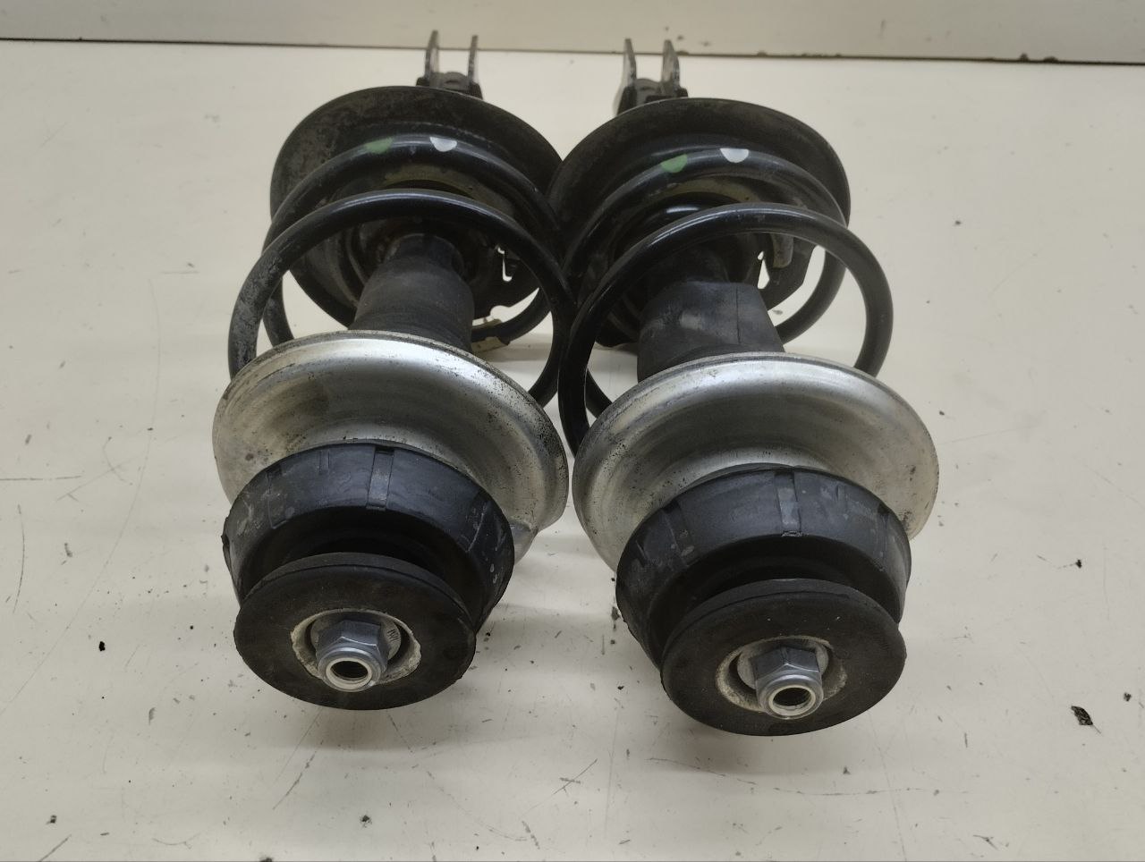 Амортизатор передний Renault Sandero Stepway (5S) 2014-2022 Амортизатор передний Renault Sandero Stepway (5S) 2014-2022