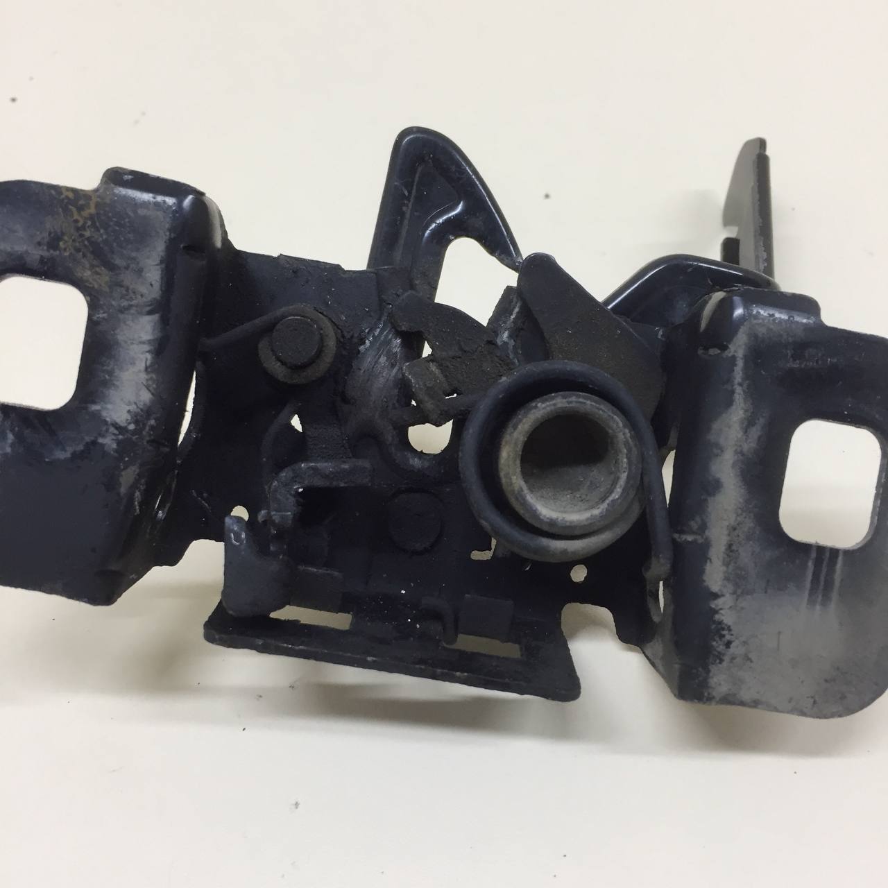 Замок капота Chevrolet Cobalt (T250) 2011-2015 Замок капота Chevrolet Cobalt (T250) 2011-2015