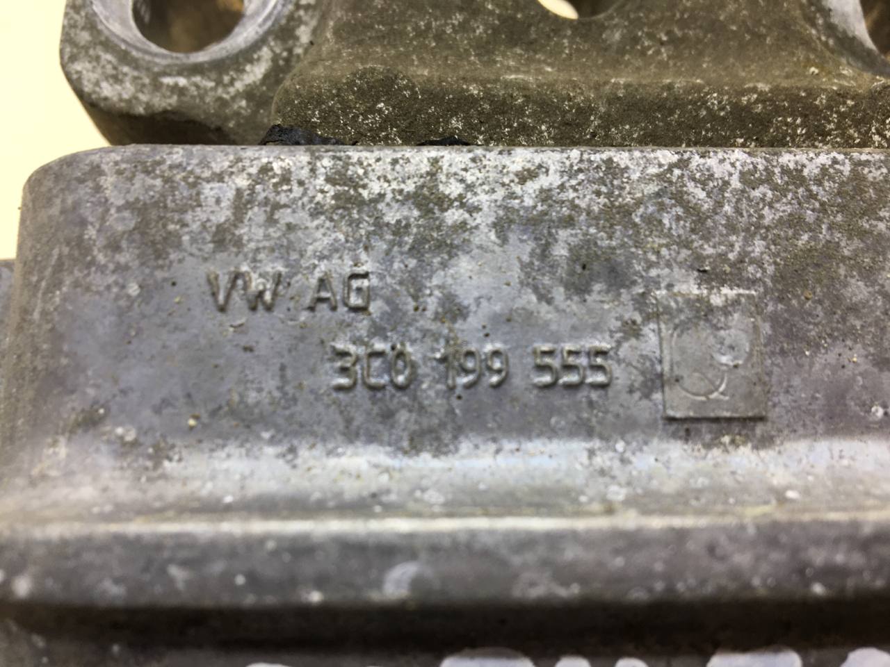 Опора КПП левая Volkswagen Passat B7 2011-2015