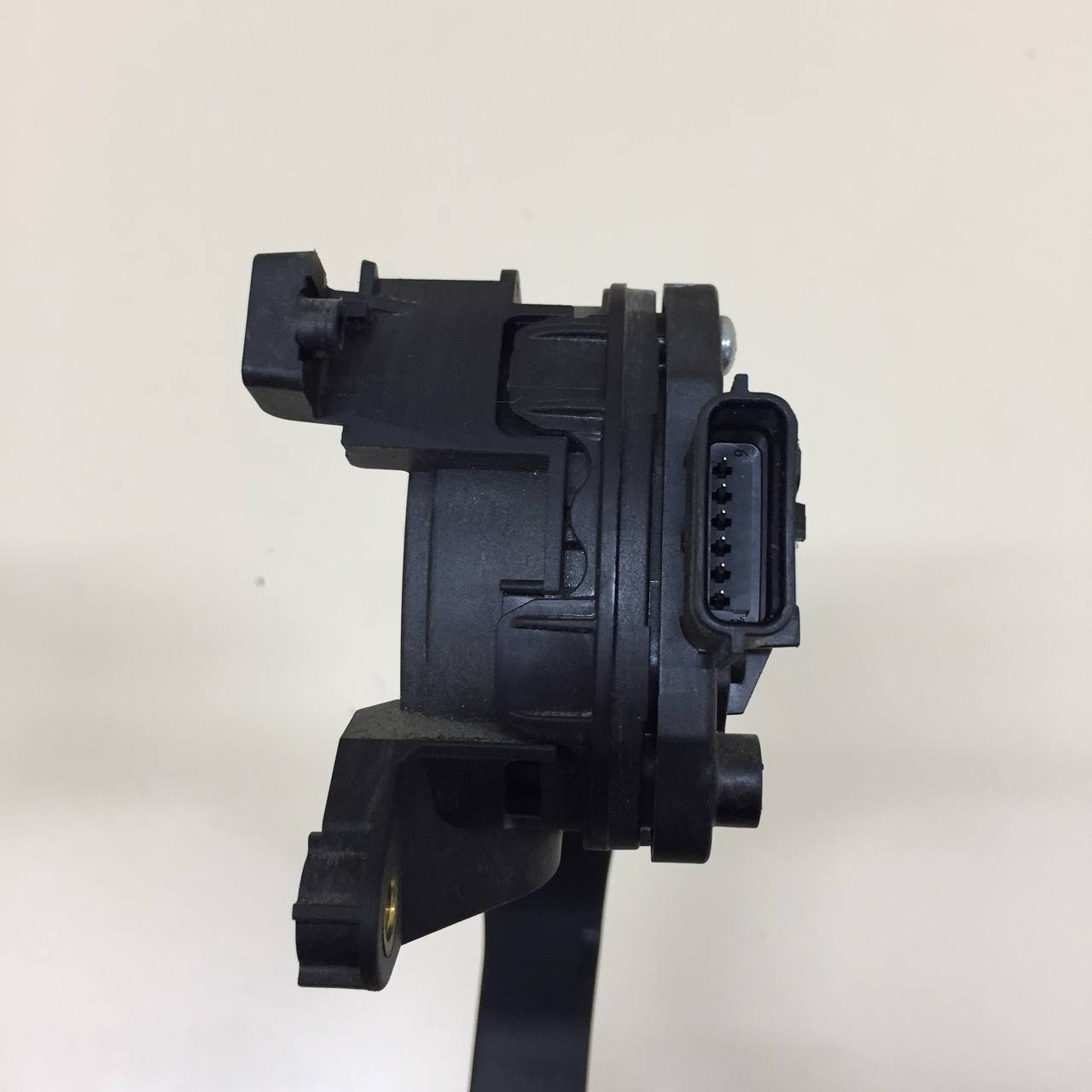 Педаль газа Renault Duster (HSA, HSM) 2012> Педаль газа Renault Duster (HSA, HSM) 2012>