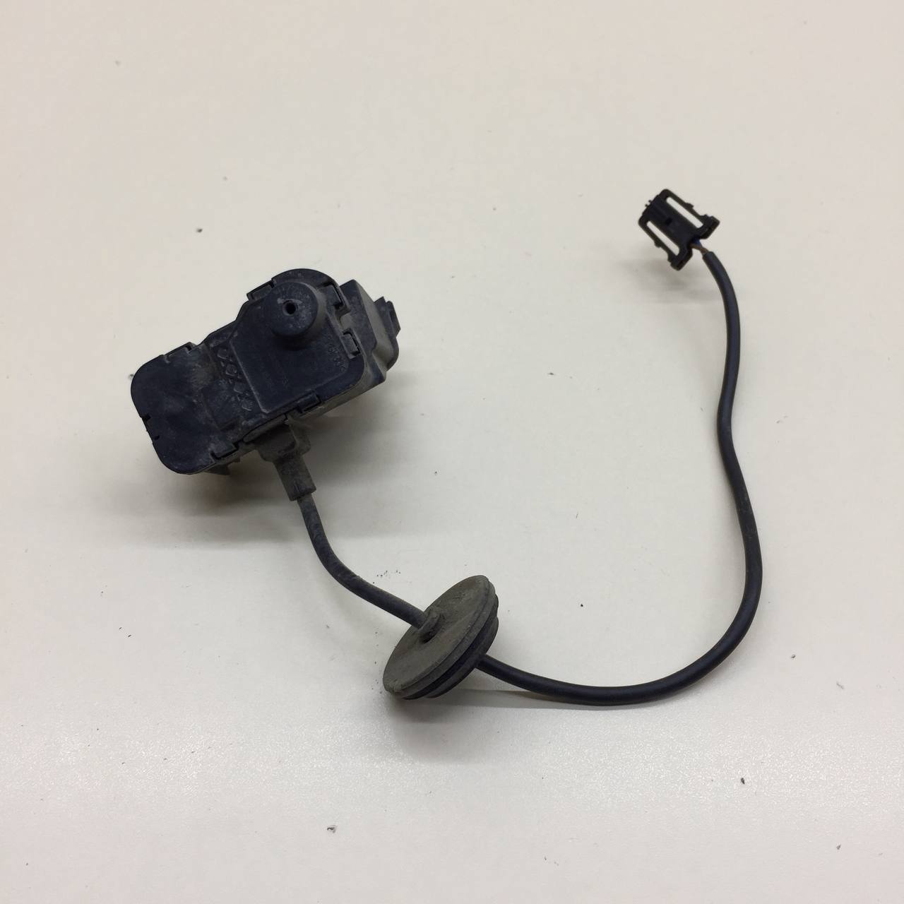 Активатор замка крышки бензобака Volkswagen Polo (MK5) 2011-2020