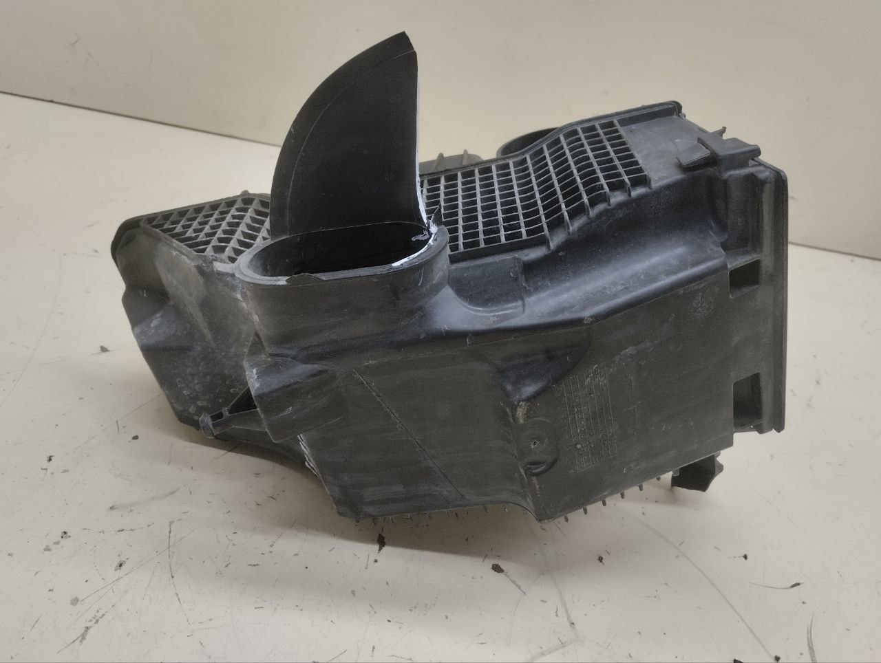 Корпус воздушного фильтра Renault Duster (HSA, HSM) 2012> Корпус воздушного фильтра Renault Duster (HSA, HSM) 2012>