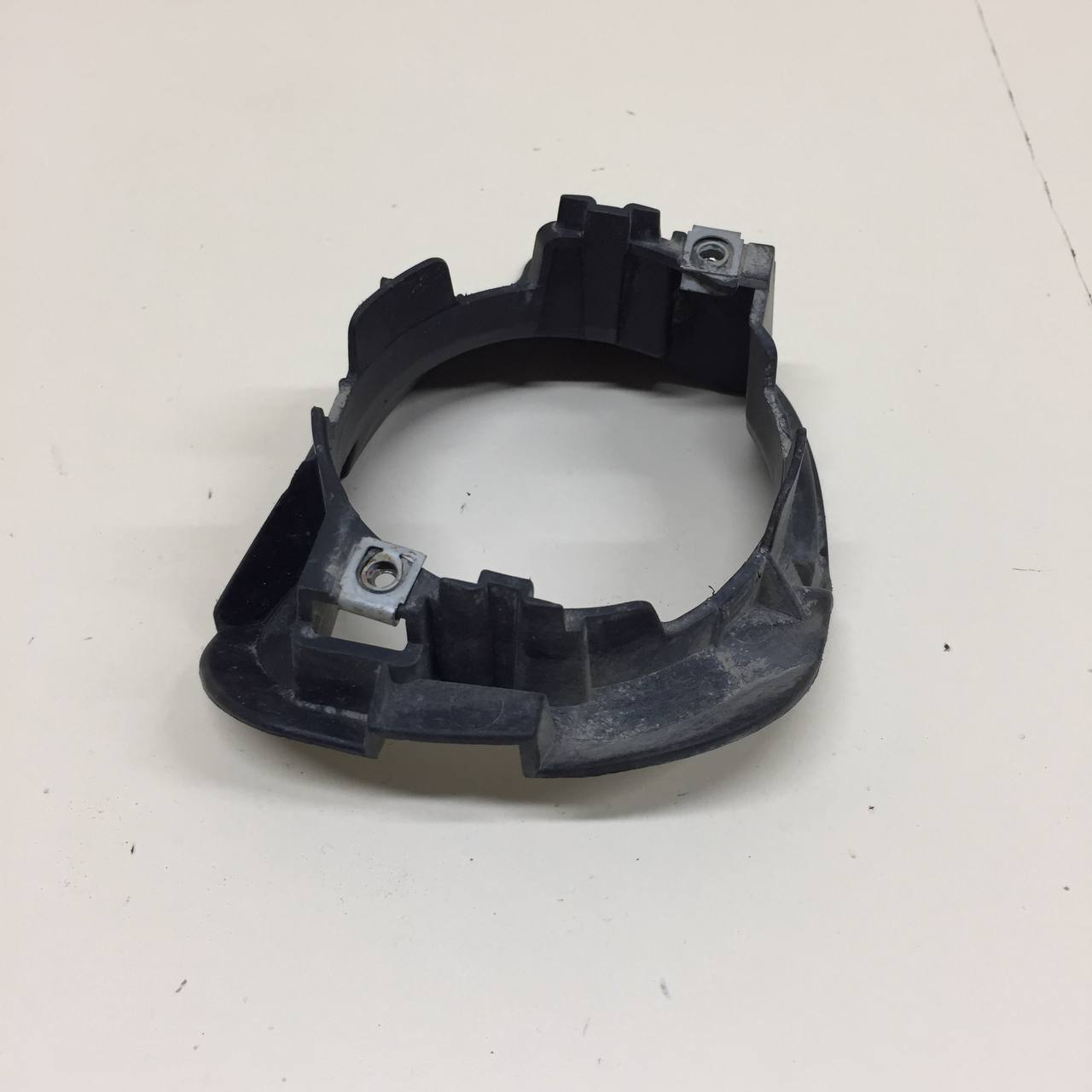 Кронштейн фары противотуманной левой Renault Duster (HSA, HSM) 2012> Кронштейн фары противотуманной левой Renault Duster (HSA, HSM) 2012>