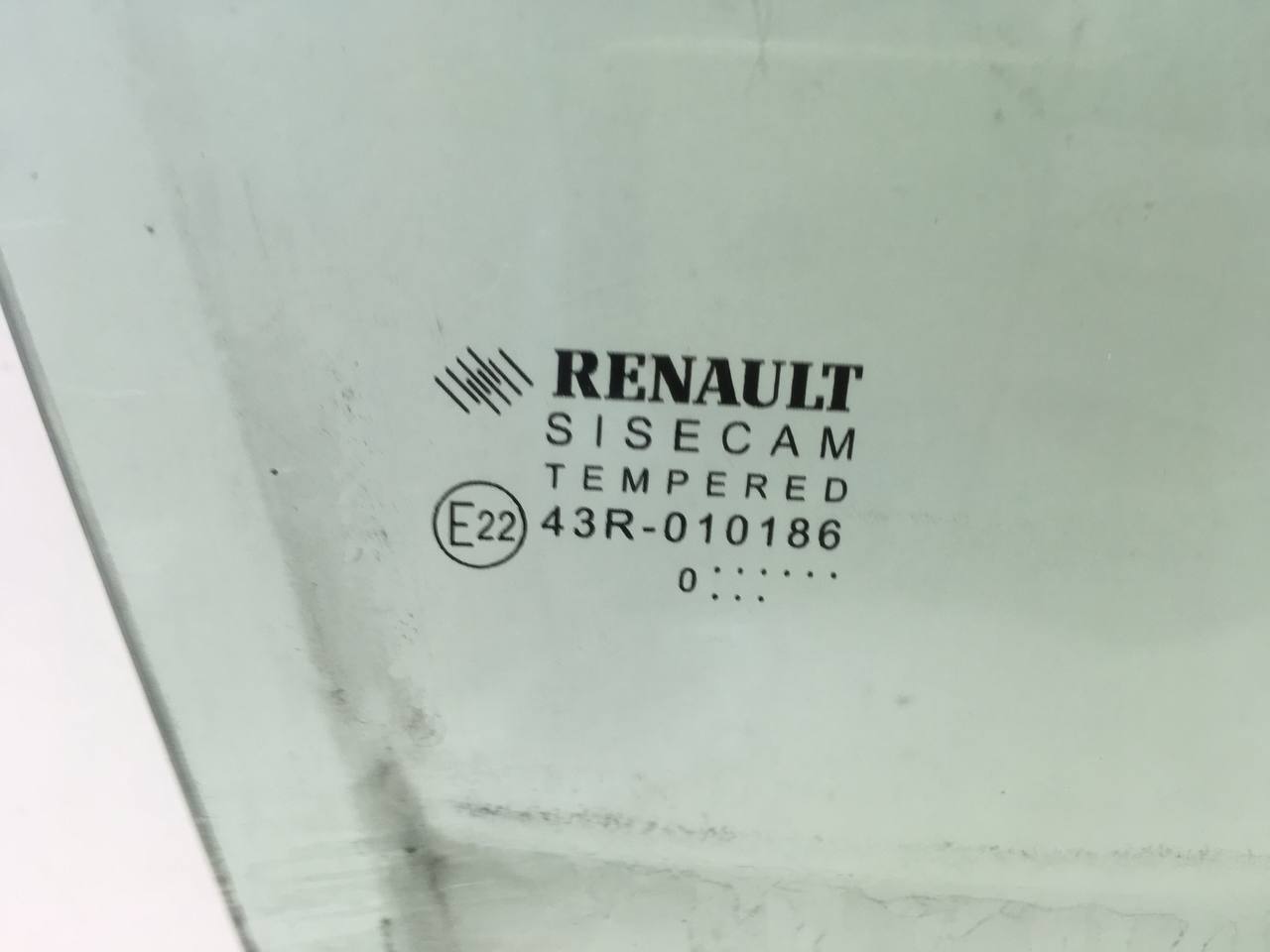 Стекло двери передней правой Renault Sandero Stepway (5S) 2014-2022