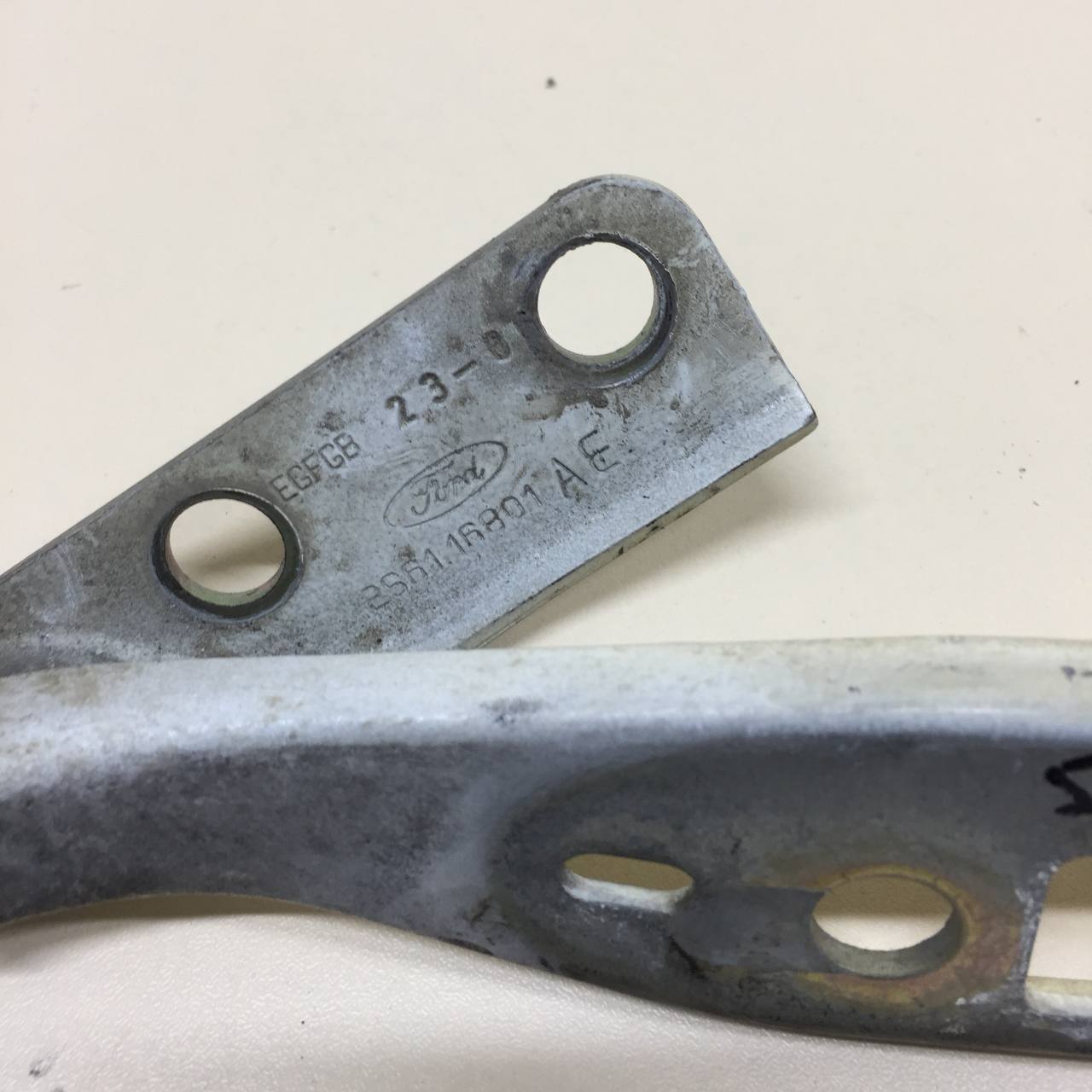 Петля капота левая Ford Fusion (JU) 2002-2012 Петля капота левая Ford Fusion (JU) 2002-2012