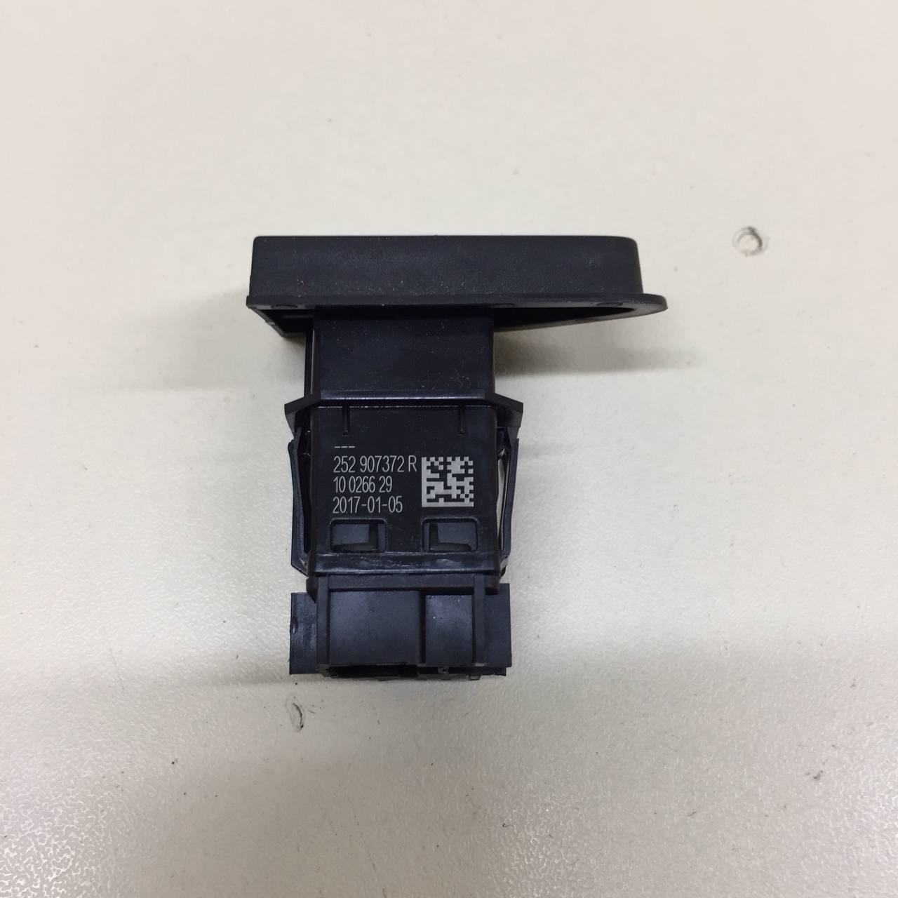 Кнопка аварийной сигнализации Renault Duster (HSA, HSM) 2012> Кнопка аварийной сигнализации Renault Duster (HSA, HSM) 2012>