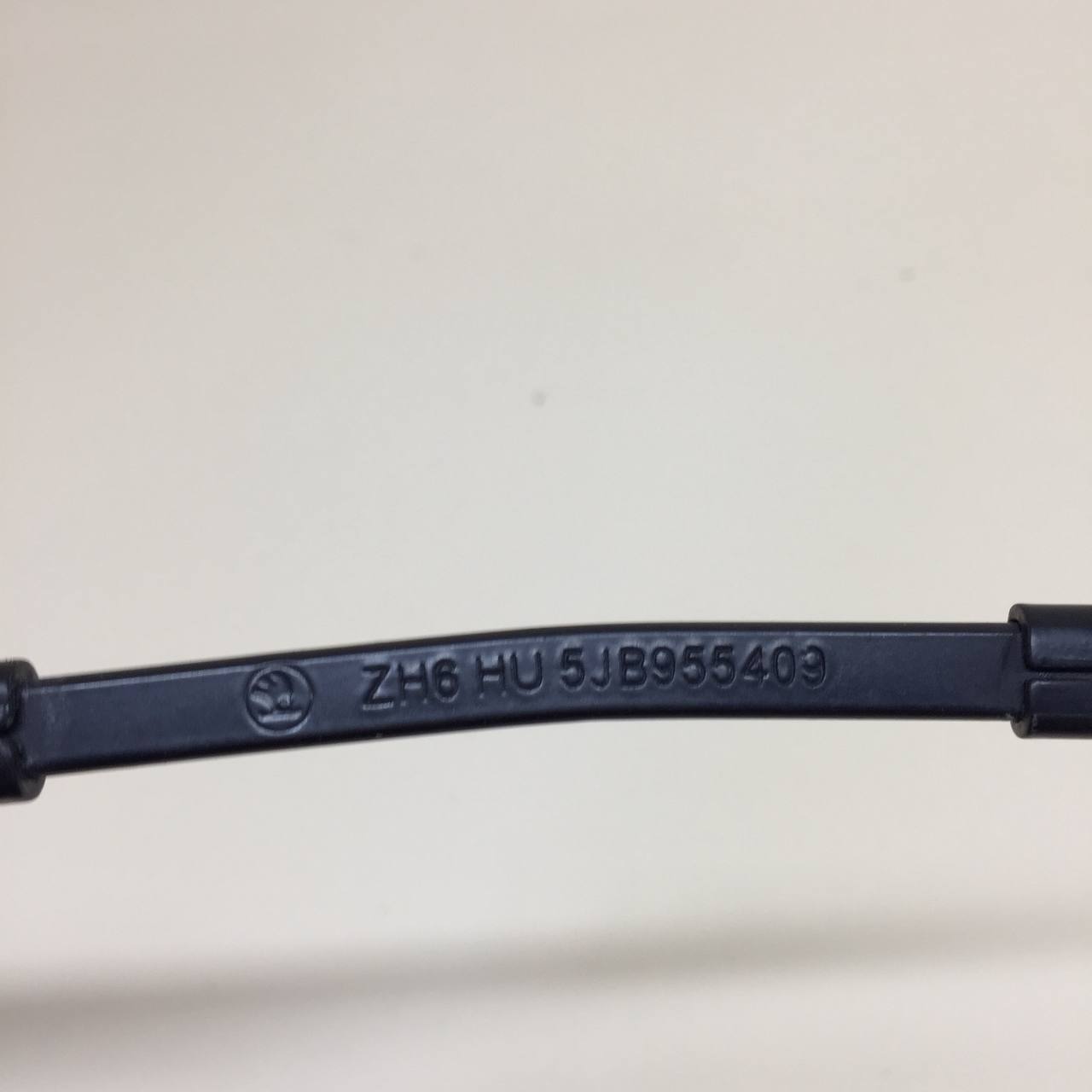 Поводок стеклоочистителя передний левый Skoda Rapid 2012-2020