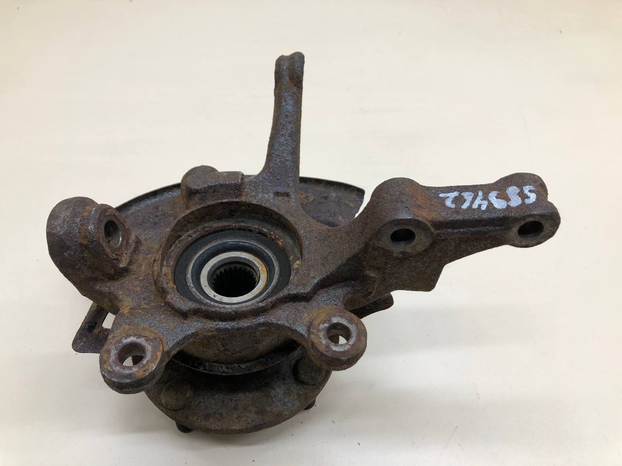 Кулак поворотный передний левый Nissan Almera Classic (B10) 2006-2013