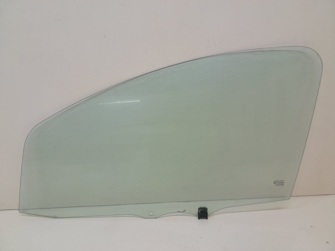 Стекло двери передней левой Peugeot 107 2006-2014