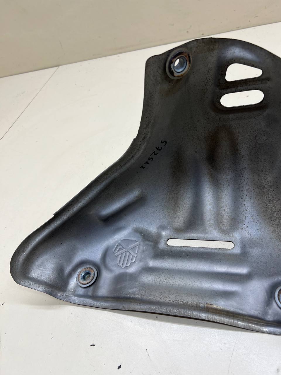 Экран тепловой Toyota Rav 4 (XA40) 2013-2019 Экран тепловой Toyota Rav 4 (XA40) 2013-2019