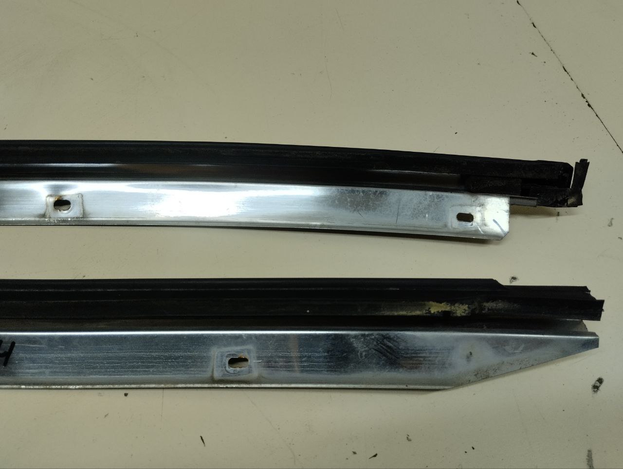 Молдинг лобового стекла Nissan Almera Classic (B10) 2006-2013