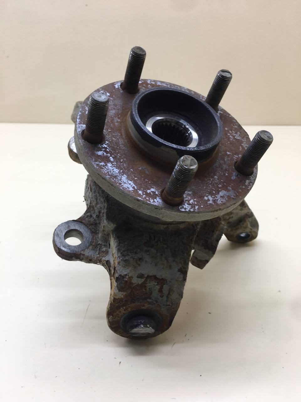 Кулак поворотный передний левый Nissan Primera (P12) 2002-2007