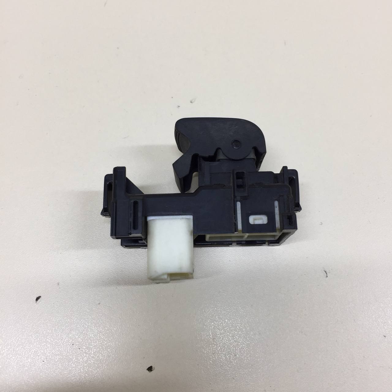 Кнопка стеклоподъемника Toyota Corolla E180 2013-2019 Кнопка стеклоподъемника Toyota Corolla E180 2013-2019