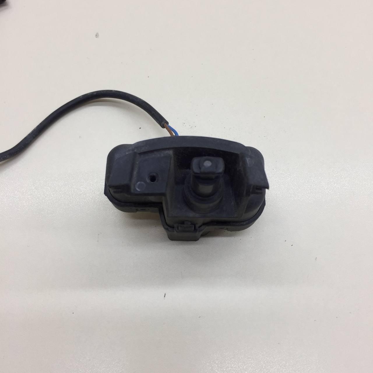 Активатор замка крышки бензобака Volkswagen Tiguan (5N1) 2007-2011 Активатор замка крышки бензобака Volkswagen Tiguan (5N1) 2007-2011