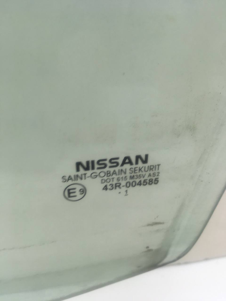 Стекло двери передней левой Nissan Tiida (C11) 2007-2014