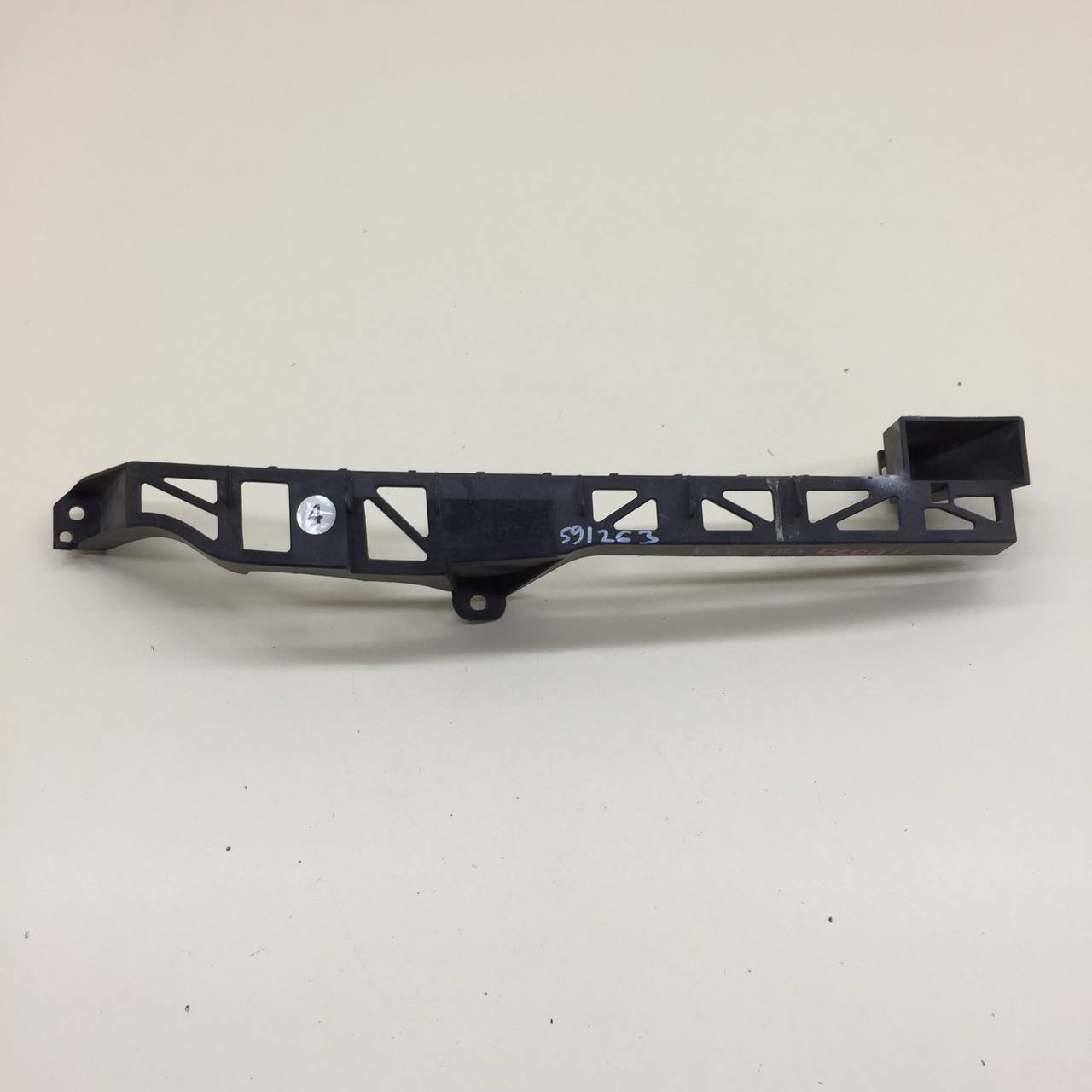 Кронштейн фар правый Mazda Mazda 3 (BK) 2002-2009