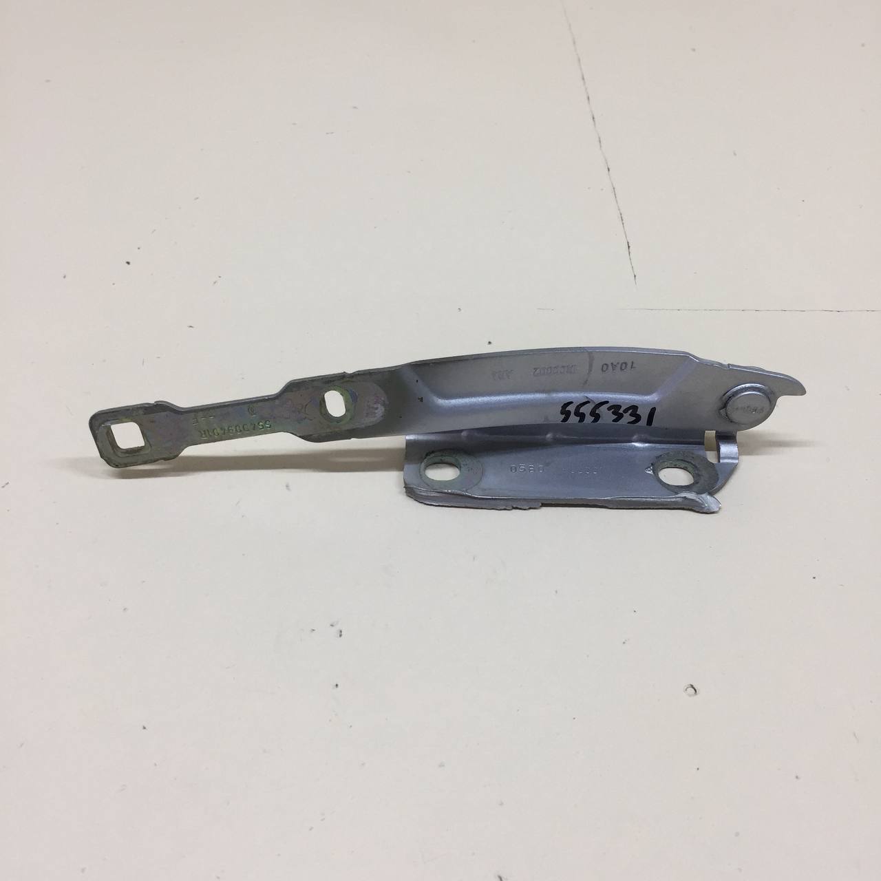 Петля капота правая Renault Sandero Stepway (5S) 2014-2022 Петля капота правая Renault Sandero Stepway (5S) 2014-2022