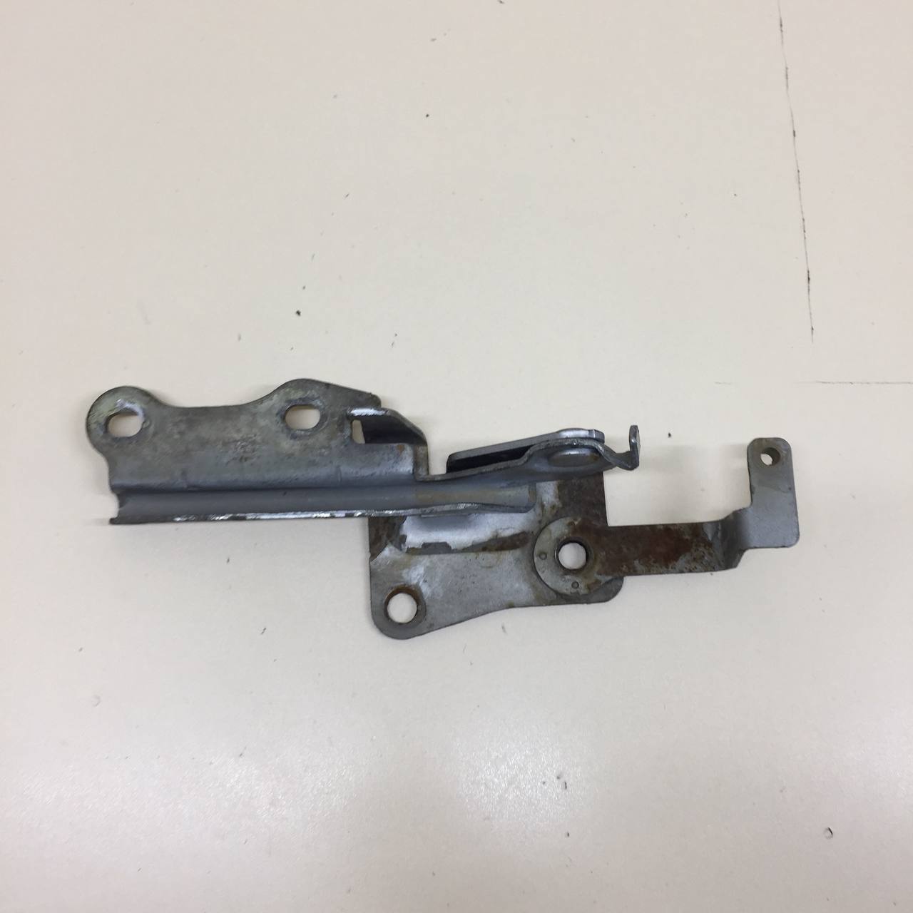 Петля капота левая Kia Sephia 2001-2004 Петля капота левая Kia Sephia 2001-2004