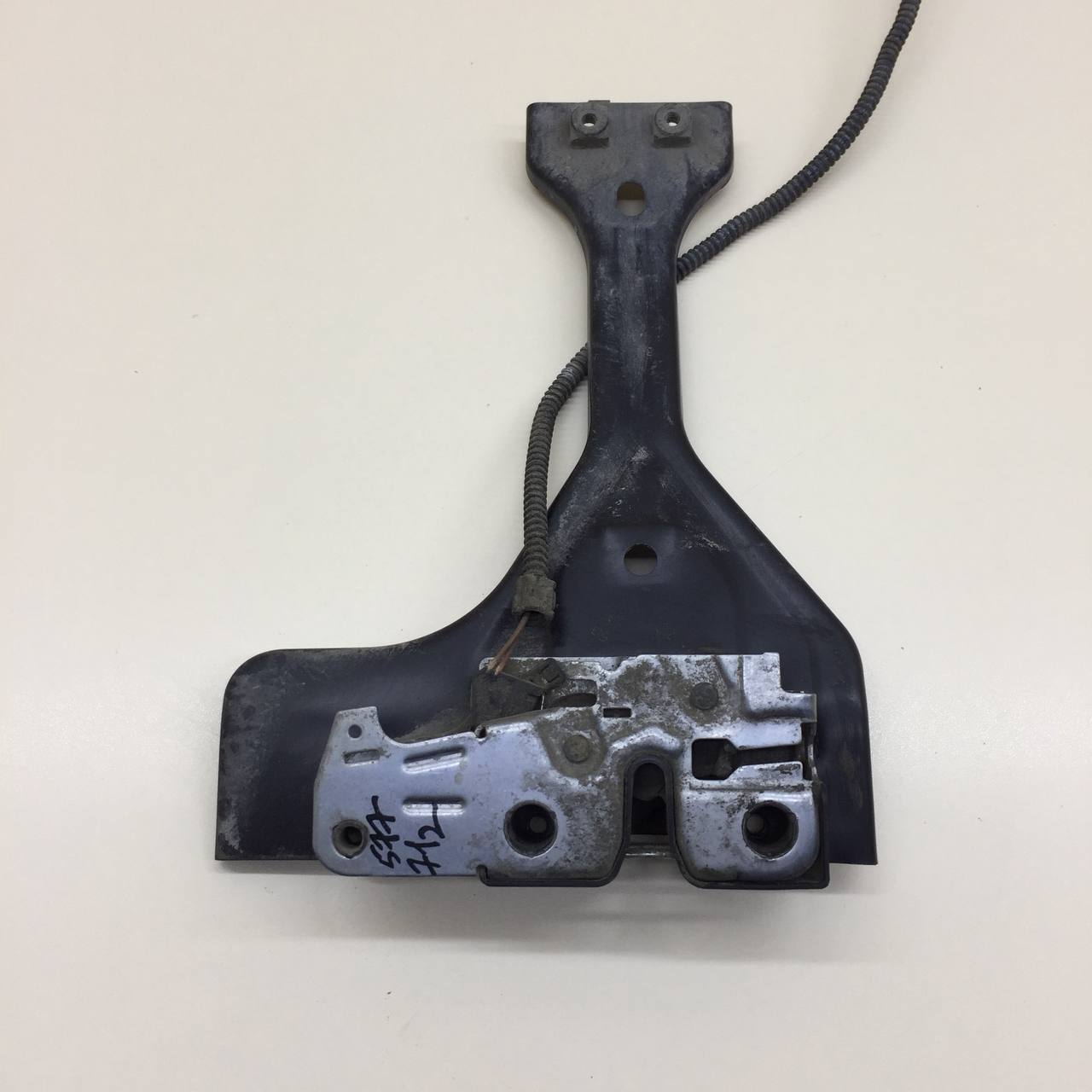 Замок капота Volkswagen Tiguan (5N1) 2007-2011 Замок капота Volkswagen Tiguan (5N1) 2007-2011