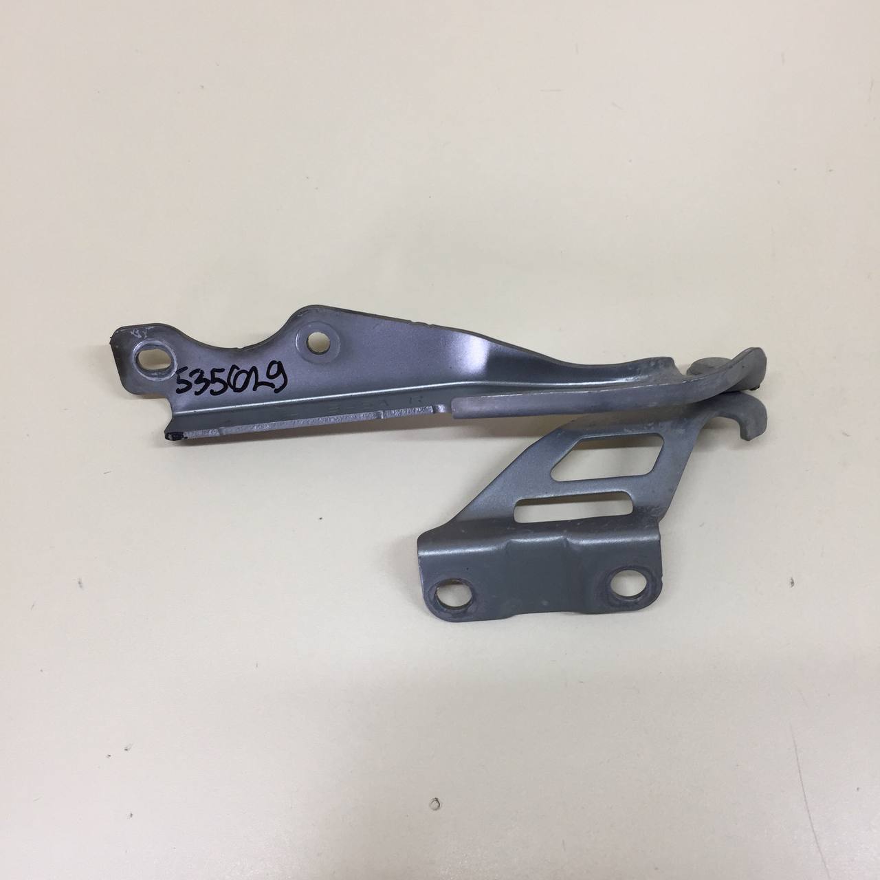 Петля капота правая Mazda Mazda 3 (BM) 2013-2016 Петля капота правая Mazda Mazda 3 (BM) 2013-2016
