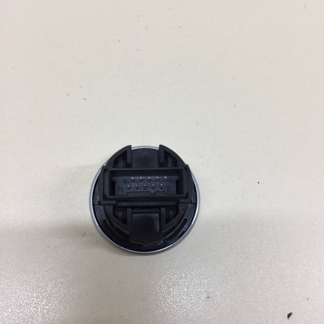Кнопка запуска двигателя BMW 3-series E90/E91 2005-2011 Кнопка запуска двигателя BMW 3-series E90/E91 2005-2011