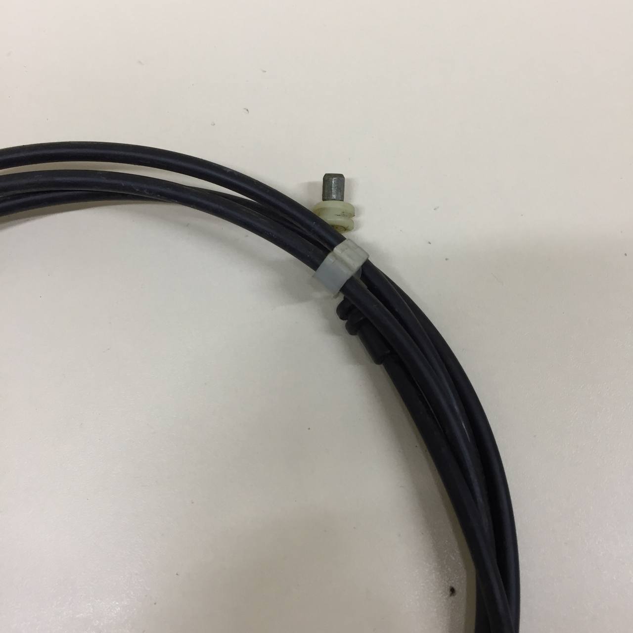 Ручка открывания лючка бензобака Nissan Almera (N16) 2000-2006 Ручка открывания лючка бензобака Nissan Almera (N16) 2000-2006