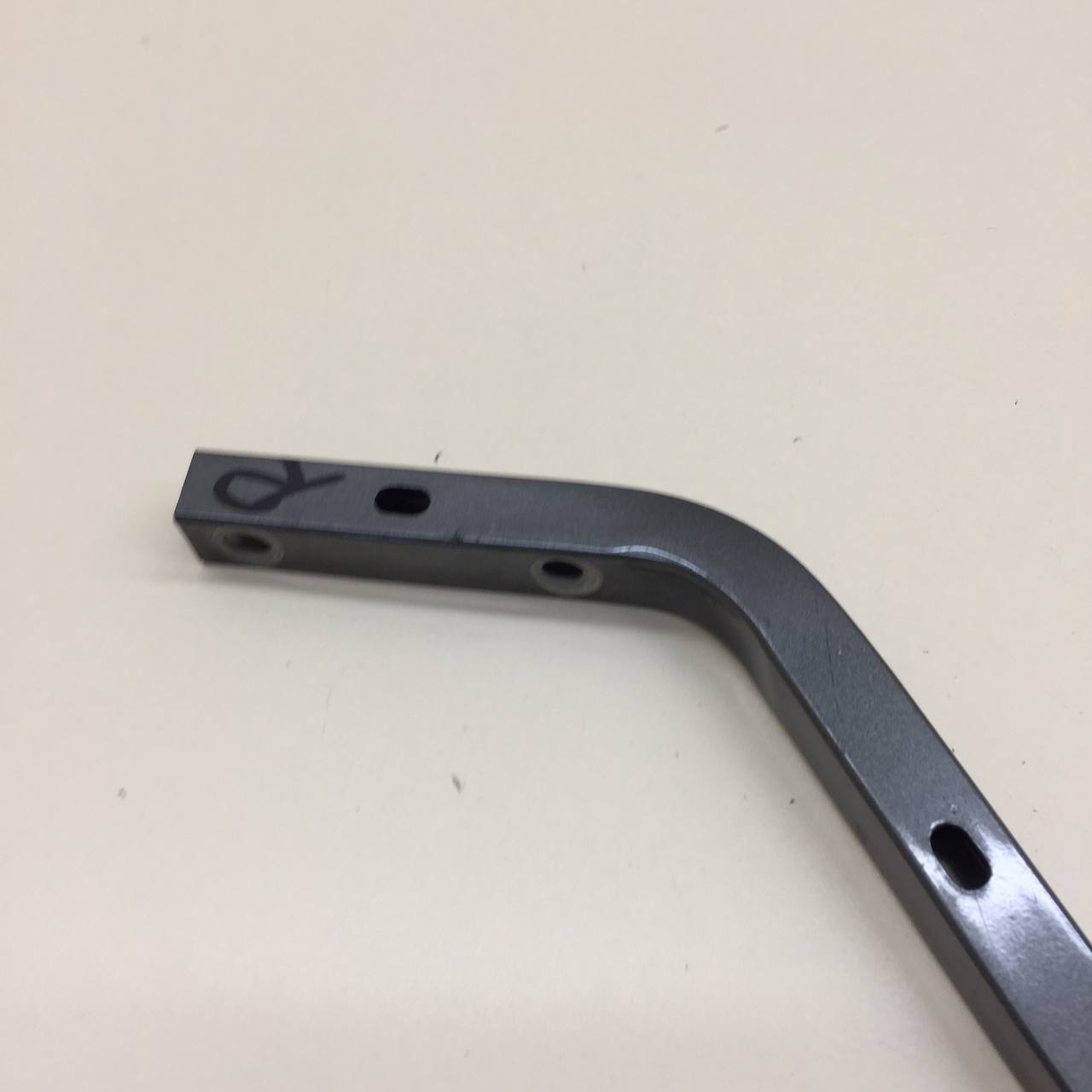 Петля крышки багажника Toyota Corolla E120 2001-2007 Петля крышки багажника Toyota Corolla E120 2001-2007