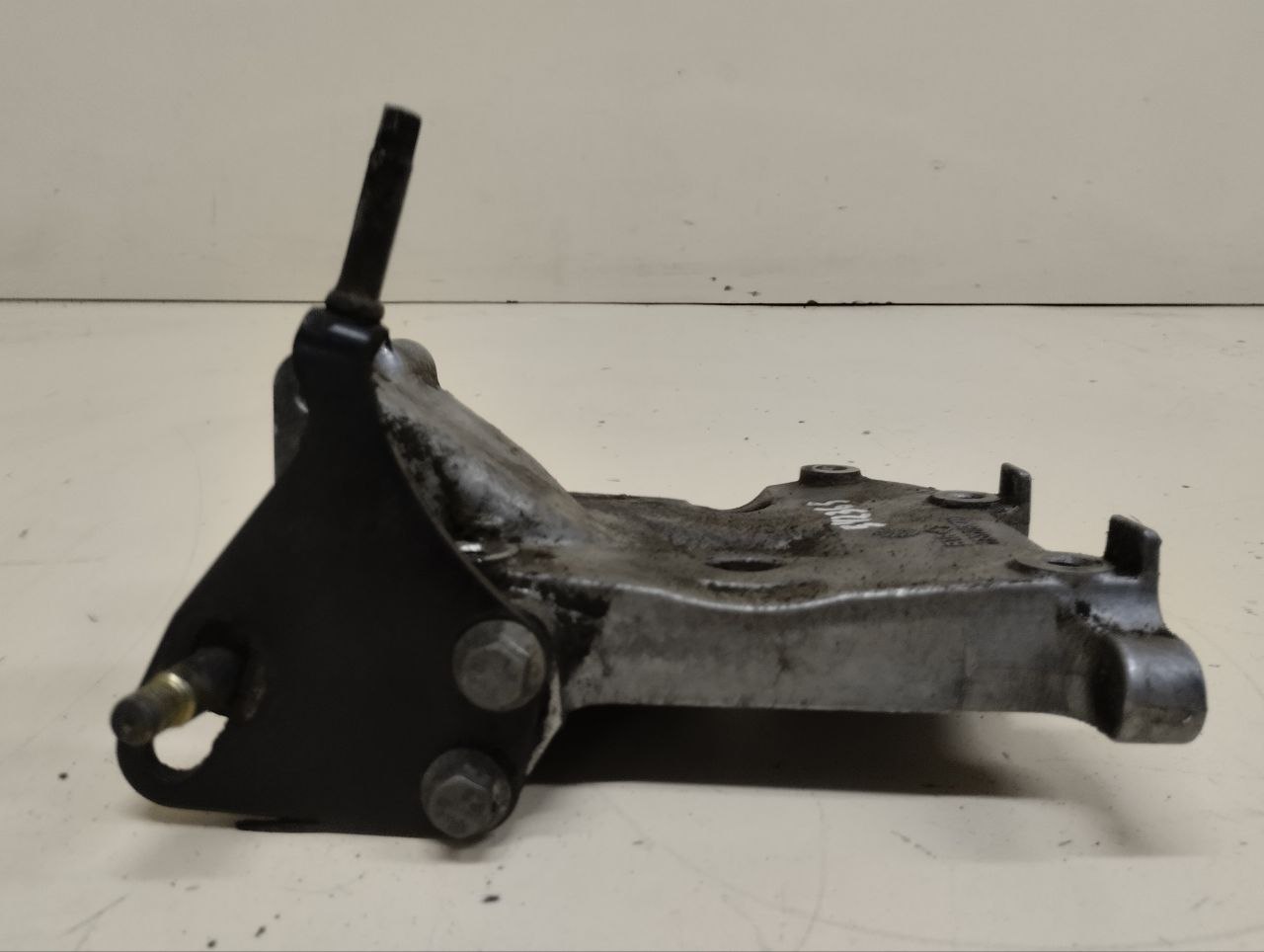 Кронштейн генератора Nissan Almera (N16) 2000-2006 Кронштейн генератора Nissan Almera (N16) 2000-2006