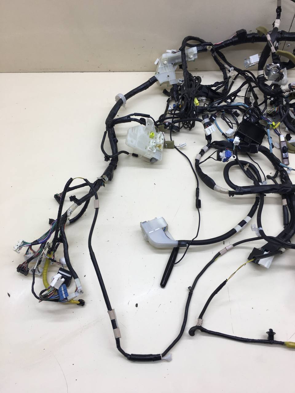 Проводка под торпедо Toyota Rav 4 (XA40) 2013-2019