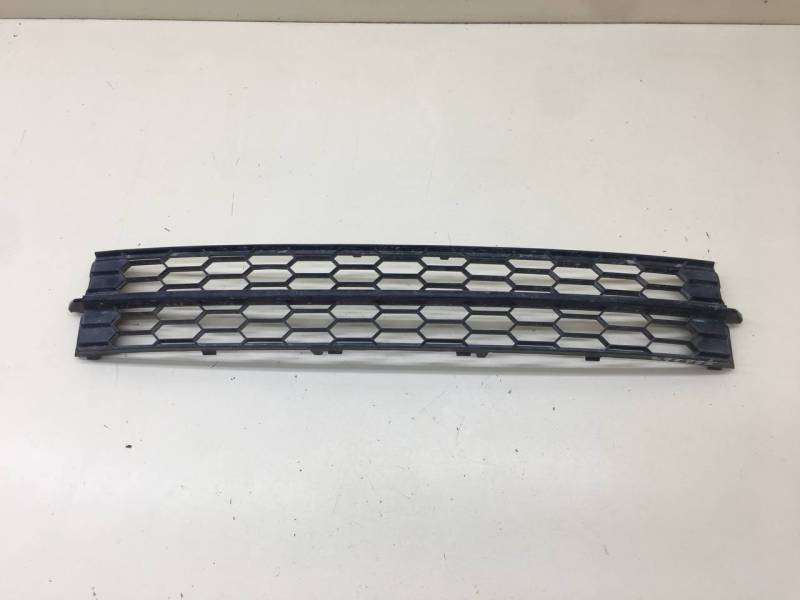 Решетка в бампер центральная Skoda Rapid 2012-2020