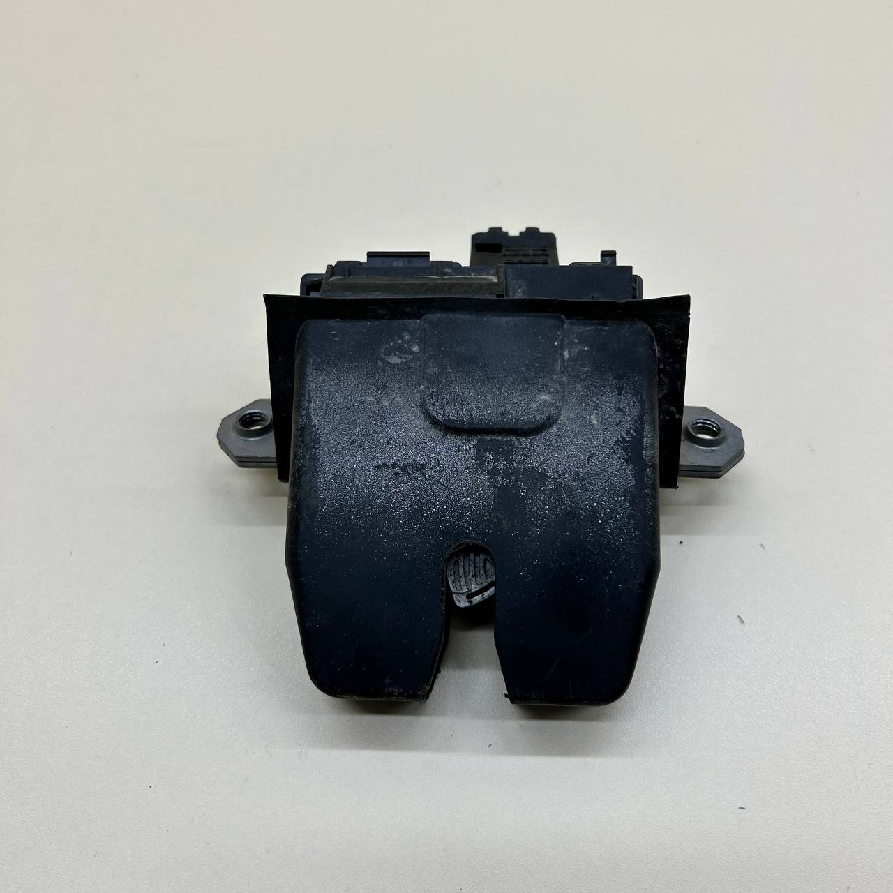 Замок багажника Ford Focus 2 (DA) 2005-2008 Замок багажника Ford Focus 2 (DA) 2005-2008