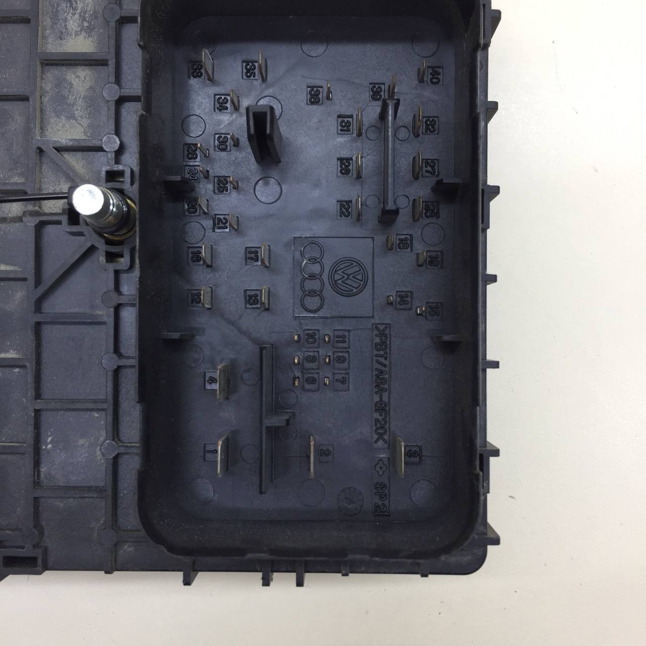Блок предохранителей Volkswagen Passat B6 2005-2010 Блок предохранителей Volkswagen Passat B6 2005-2010