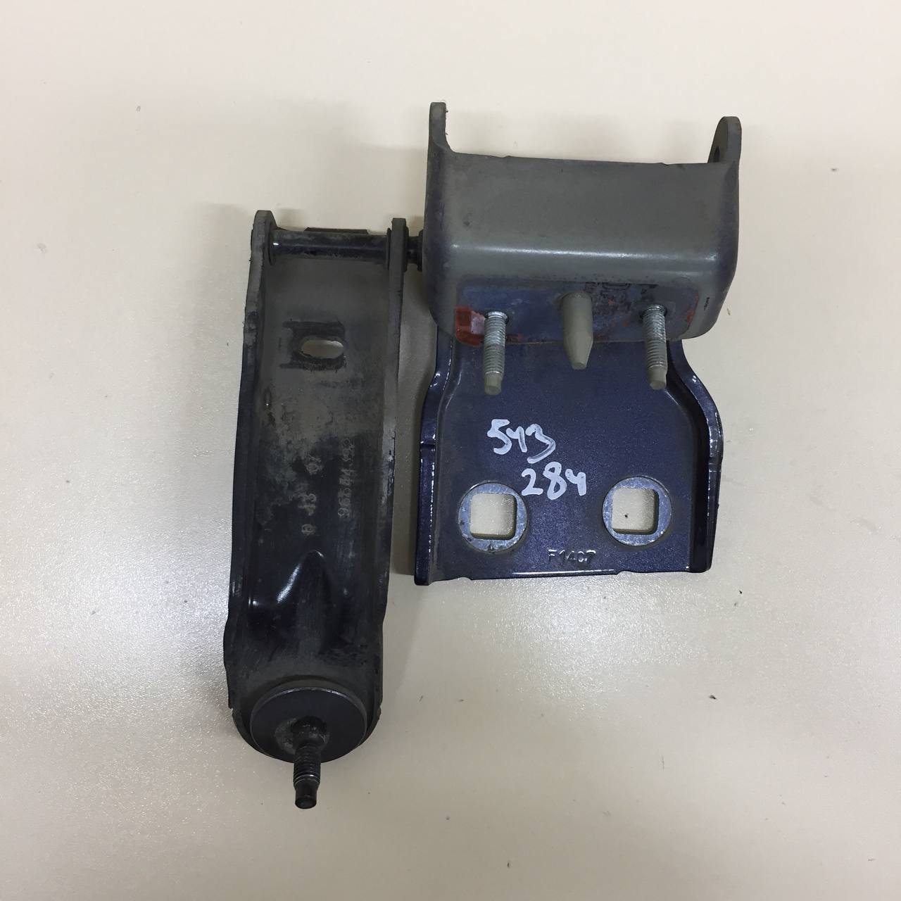 Петля двери багажника Citroen С4 Grand Picasso 2006-2014 Петля двери багажника Citroen С4 Grand Picasso 2006-2014