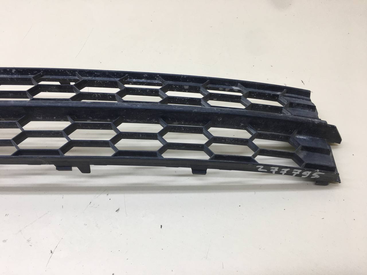 Решетка в бампер центральная Skoda Rapid 2012-2020