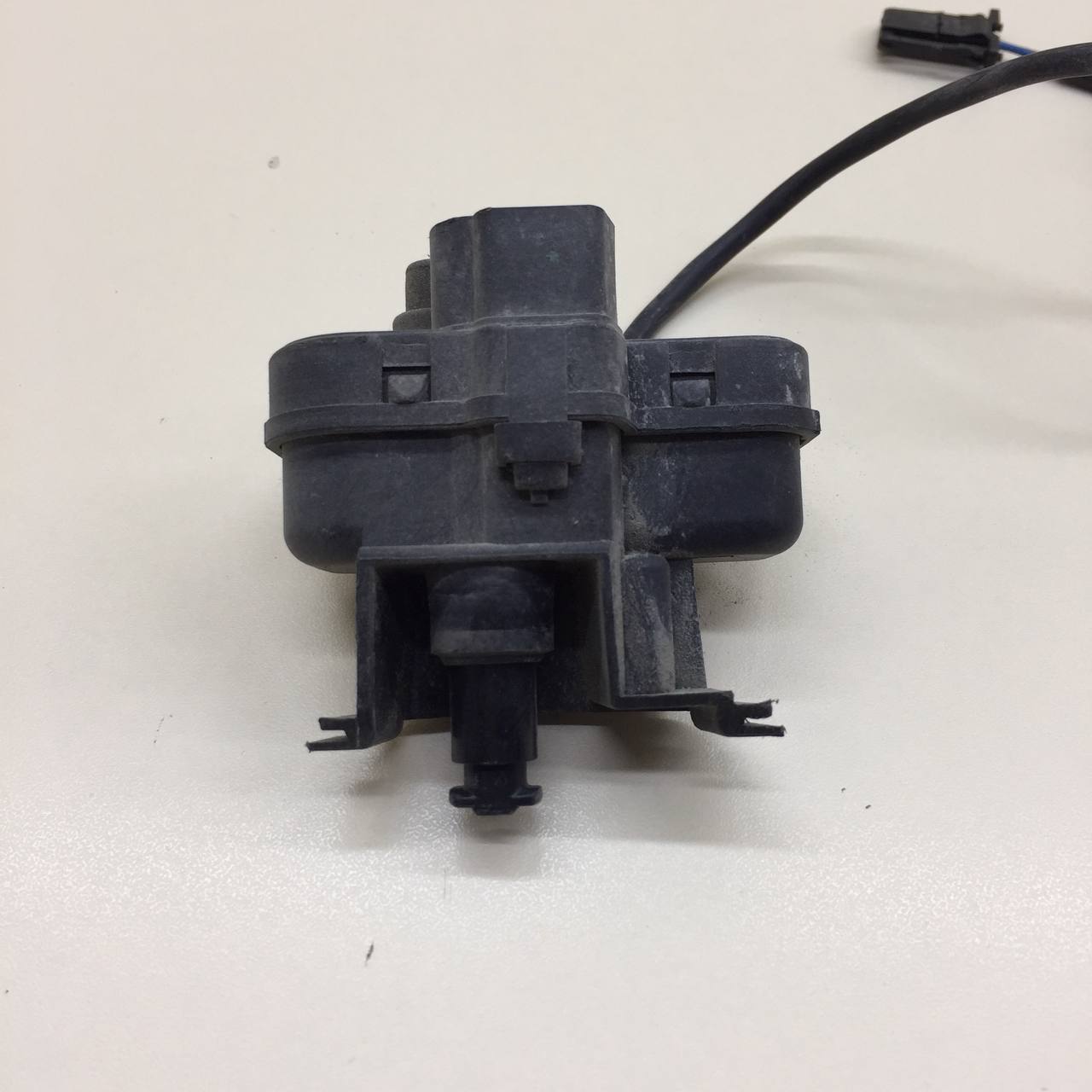 Активатор замка крышки бензобака Volkswagen Tiguan (5N1) 2007-2011 Активатор замка крышки бензобака Volkswagen Tiguan (5N1) 2007-2011