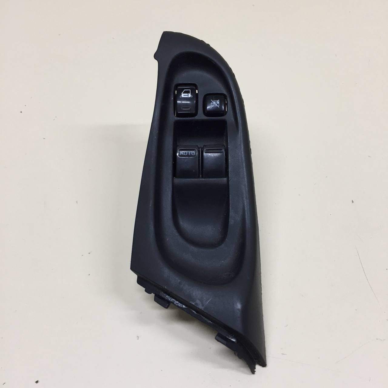 Блок управления стеклоподъемниками Nissan Almera (N16) 2000-2006 Блок управления стеклоподъемниками Nissan Almera (N16) 2000-2006