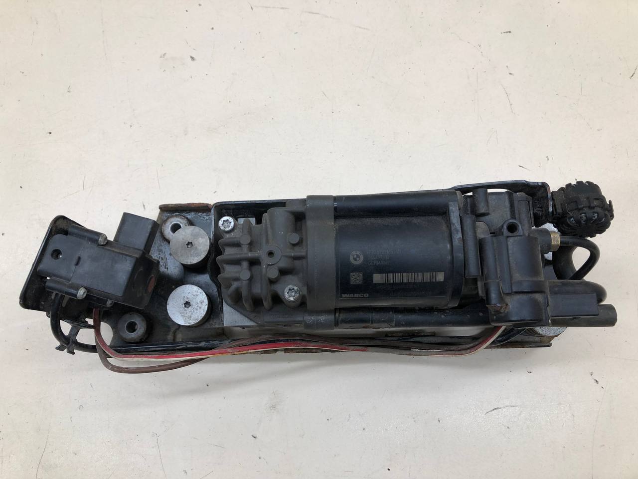 Компрессор пневматической подвески BMW 7-Series F01,F02 2008-2015 Компрессор пневматической подвески BMW 7-Series F01,F02 2008-2015