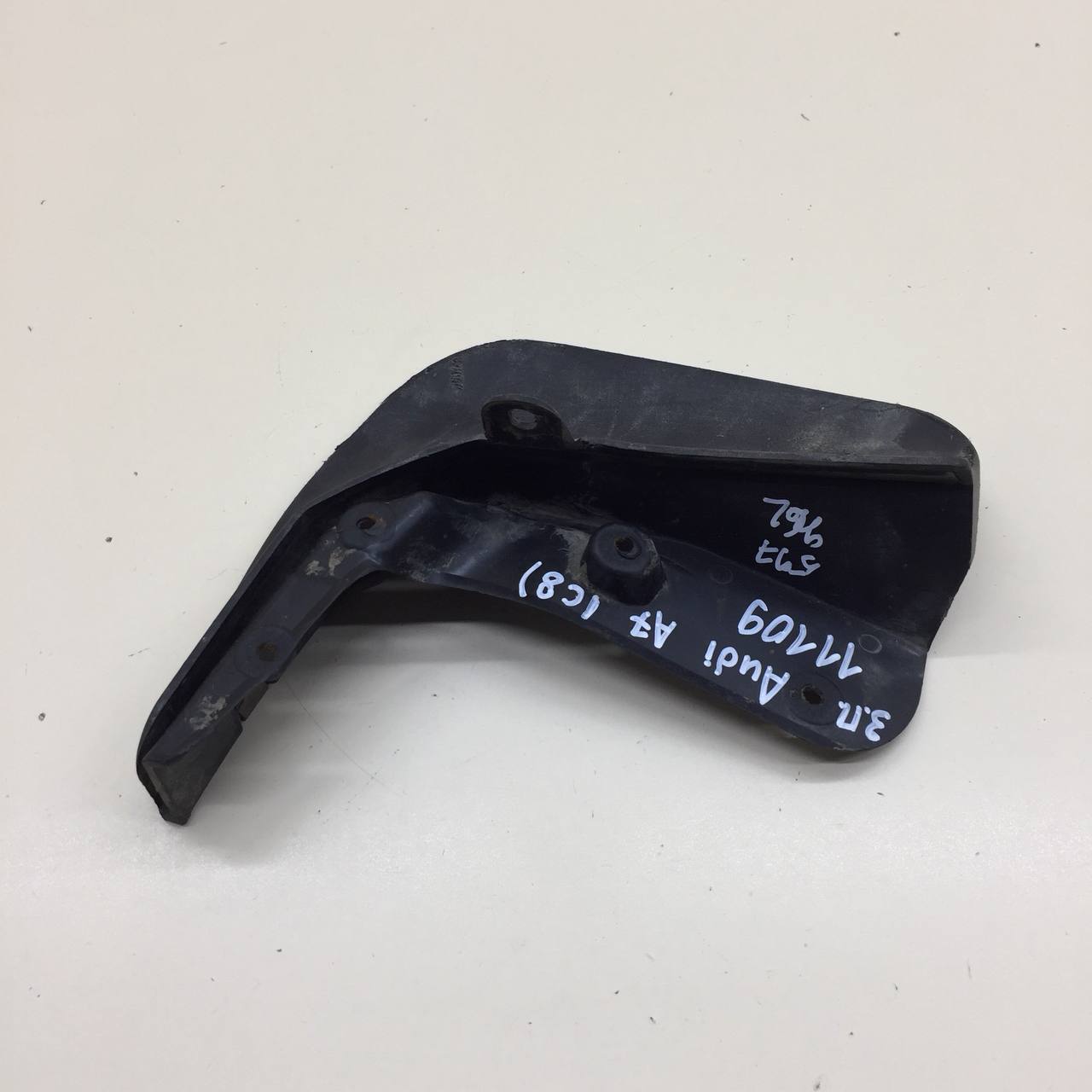 Брызговик задний правый Audi A7 (C8) 2017>