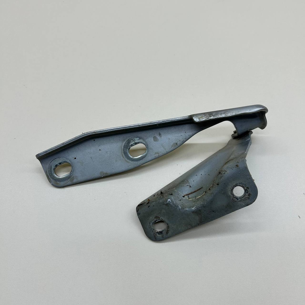 Петля капота правая Lada Granta 2011>