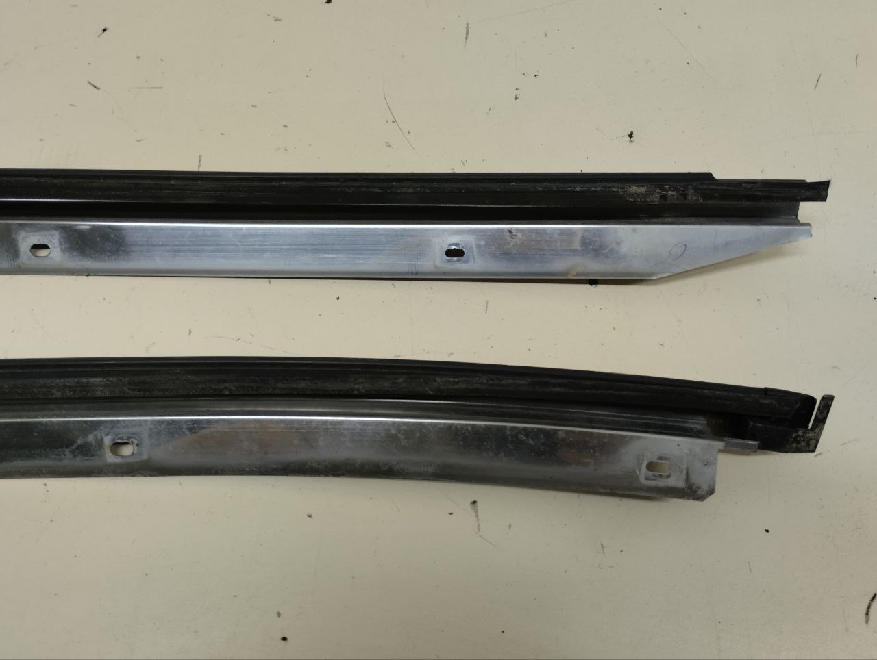 Молдинг лобового стекла Nissan Almera (N16) 2000-2006