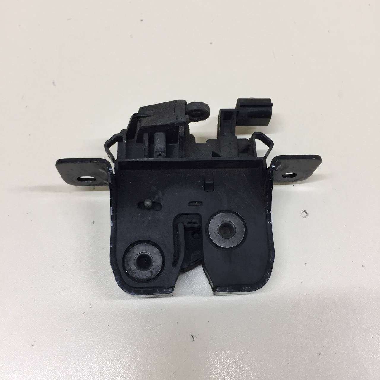 Замок багажника Renault Duster (HSA, HSM) 2012> Замок багажника Renault Duster (HSA, HSM) 2012>