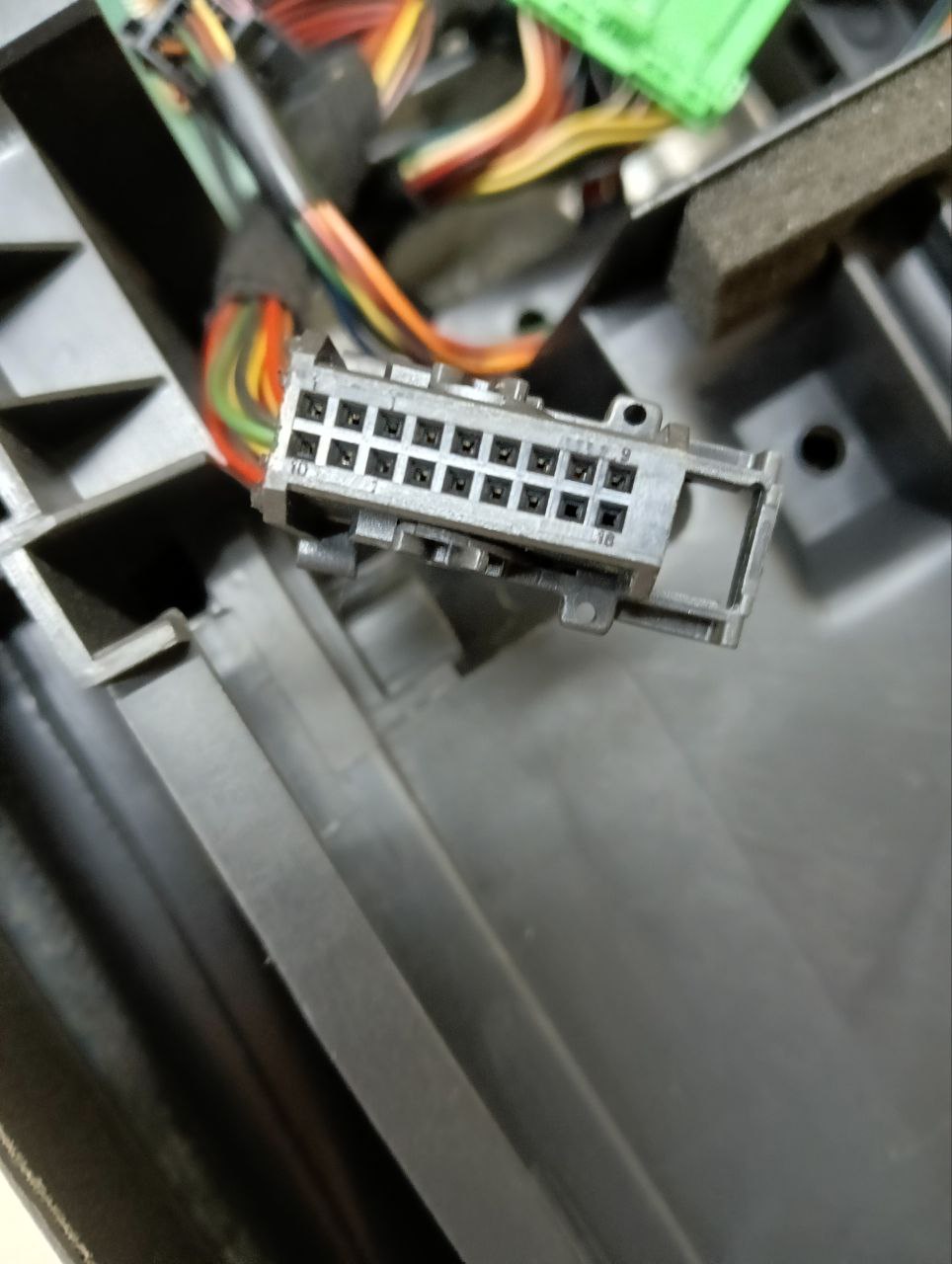 Консоль центральная Land Rover Discovery 3 2004-2009