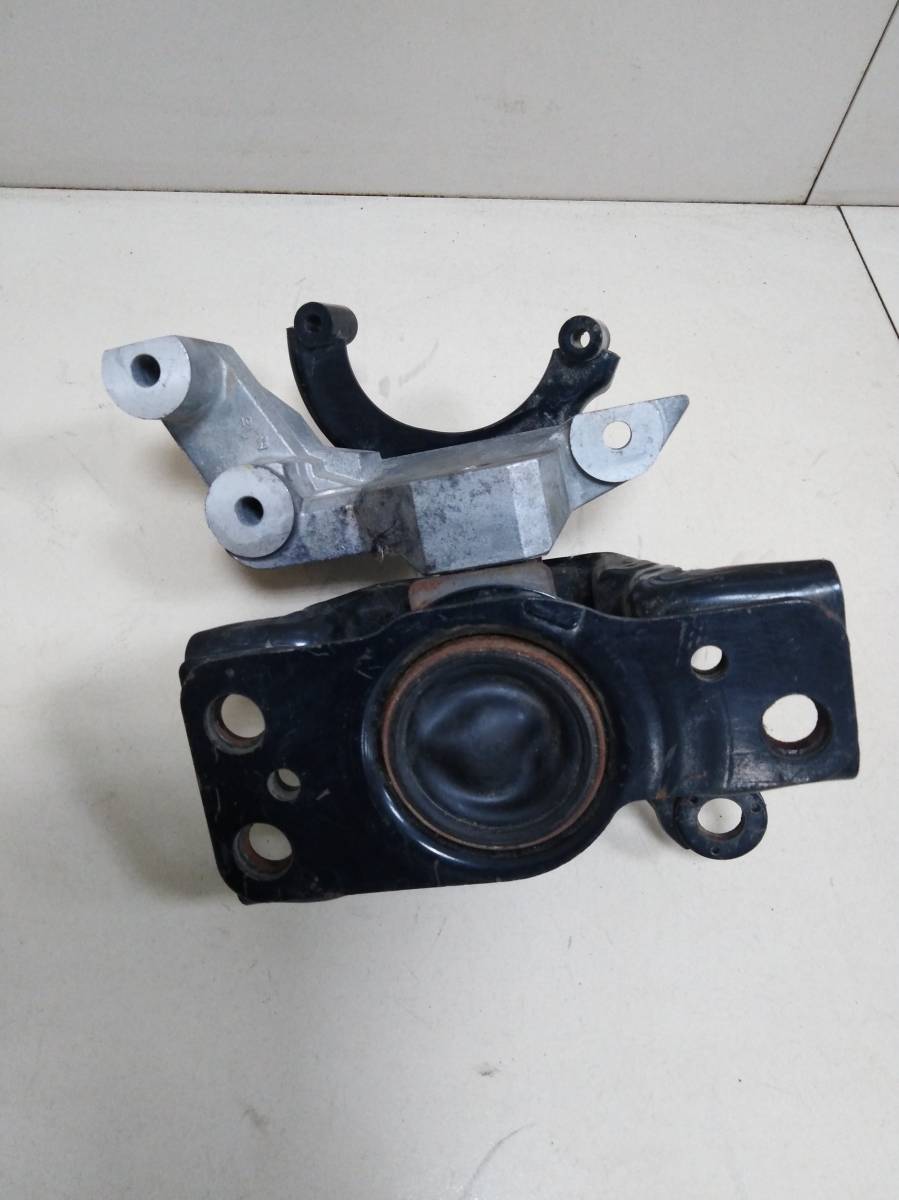 Опора двигателя правая Nissan Tiida (C11) 2007-2014 Опора двигателя правая Nissan Tiida (C11) 2007-2014