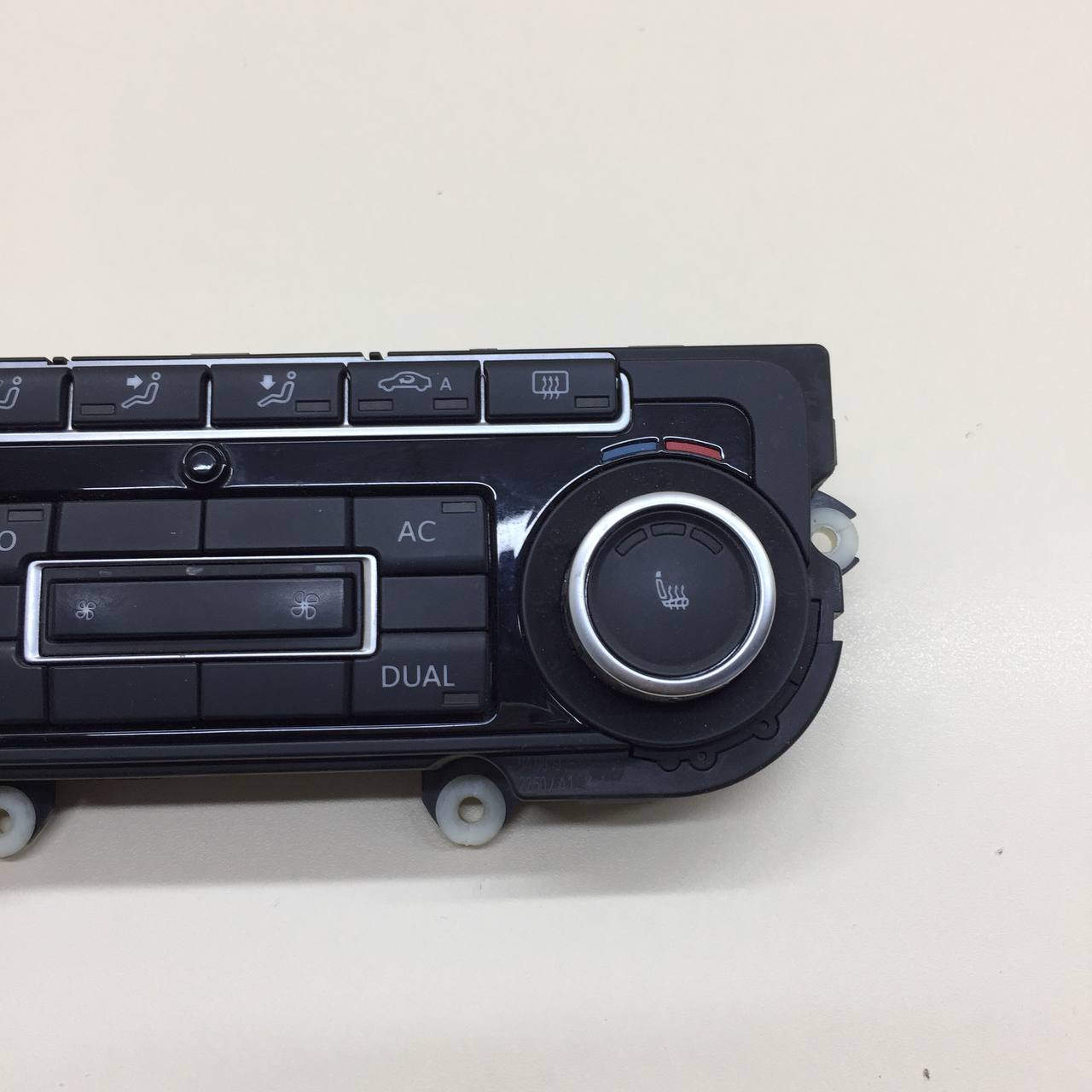 Блок управления климатической установкой Volkswagen Tiguan (5N1) 2007-2011 Блок управления климатической установкой Volkswagen Tiguan (5N1) 2007-2011