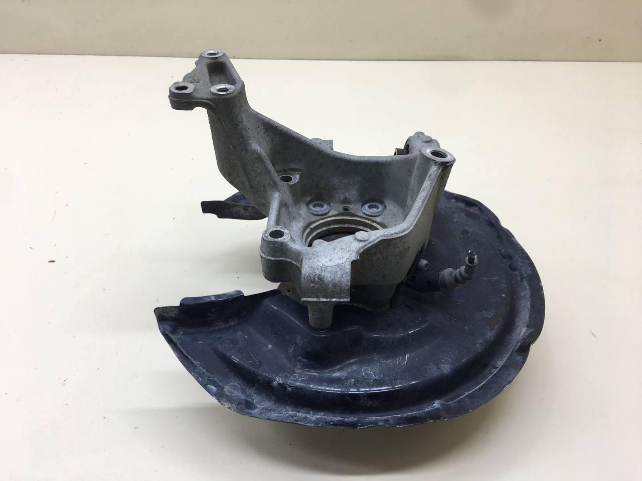 Кулак поворотный задний левый Volkswagen Tiguan (5N1) 2007-2011