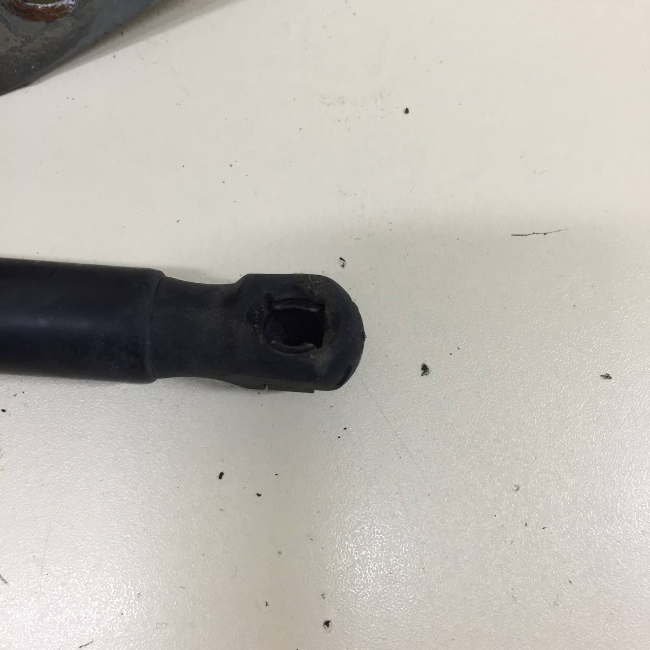 Петля крышки багажника Mazda Mazda 6 (GG) 2002-2007