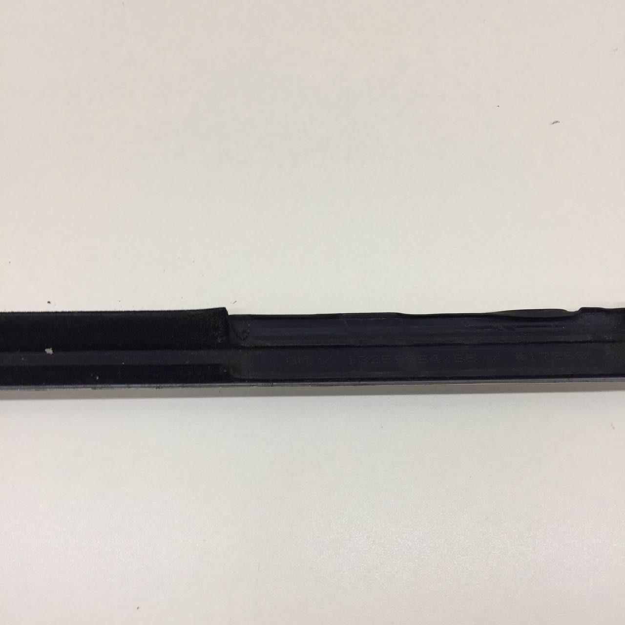 Накладка стекла переднего левого Opel Astra J 2010-2017